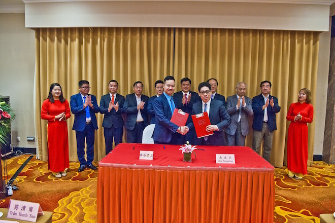 Thứ trưởng Bộ Nông nghiệp và PTNT Trần Thanh Nam và một số quan chức Thành phố Thượng Hải, Trung Quốc chứng kiến lễ ký bản ghi nhớ kết nối, hợp tác thương mại giữaCông ty Cổ phần Macca Nutrition Việt Nam và Tập đoàn Hoa Thần Long Đức