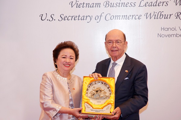 Madame Nga tặng Bộ trưởng Thương mại Hoa Kỳ tác phẩm Gốm Chu Đậu với hình Chùa Một Cột của Việt Nam