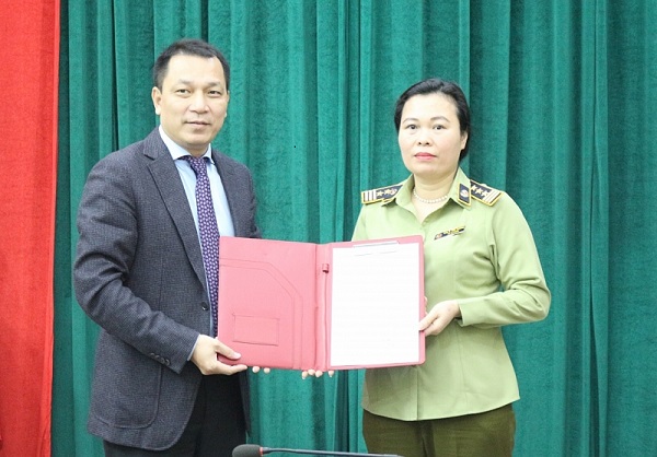 Thứ trưởng Bộ Công Thương trao quyết định cho bà Chu Thị Thu Hương