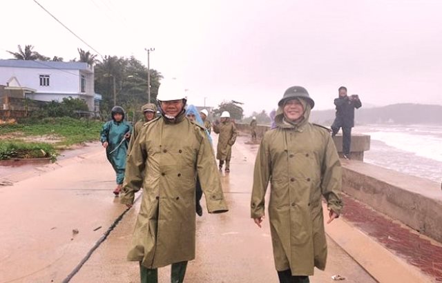 &Ocirc;ng tăng văn b&igrave;nh b&ecirc;n tr&aacute;i