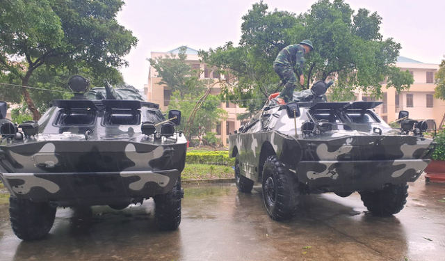 Xe tăng ứng ph&oacute; b&atilde;o