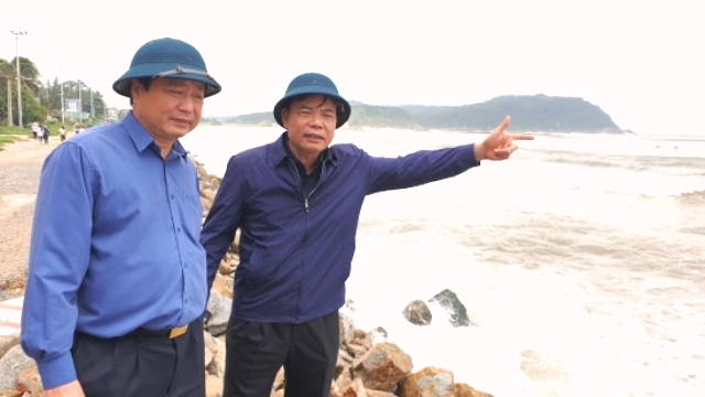 Bộ trưởng kiểm tra bờ