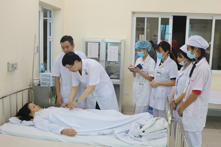 Sinh viên Trường Cao đẳng Y Dược Hà Nội thực tập tại Bệnh viện Quân Y 354