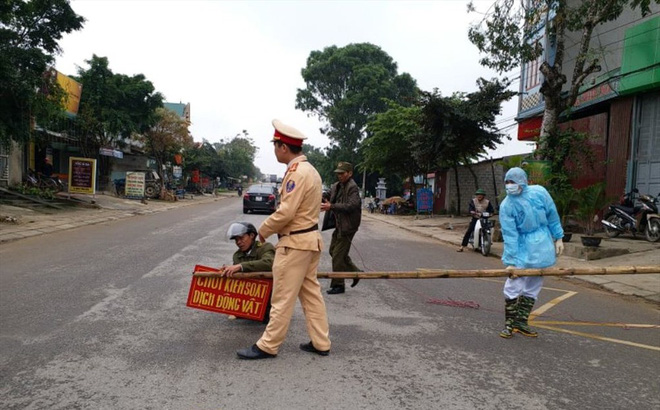 Lực lượng chức năng Thanh Hóa lập chốt chặn tại huyện Yên Định để ngăn chặn, không chế dịch tả lợn Châu Phi