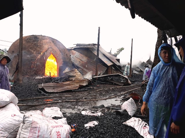 Đắk Lắk: 100 cảnh sát chữa cháy 9 lò than không phép ở Buôn Ma Thuột