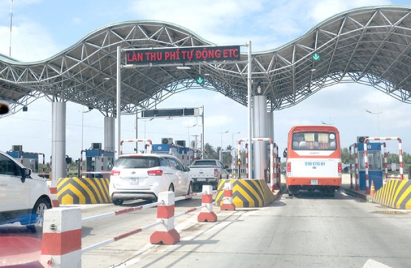 Từ hôm nay, bắt đầu xử phạt xe ô tô cố tình đi vào làn thu phí không dừng