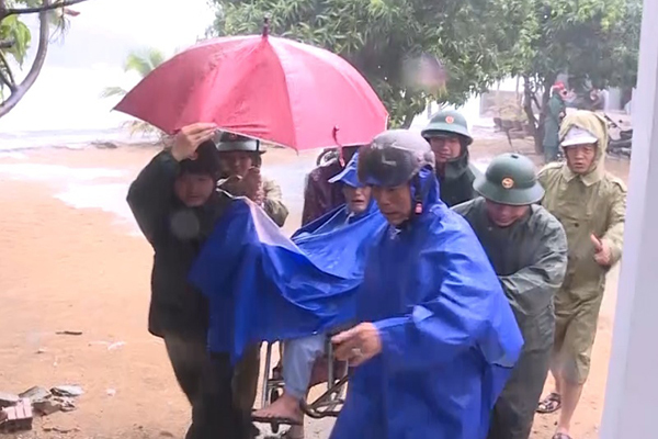 Quảng Ng&atilde;i di dời 10.000 hộ d&acirc;n đến nơi an to&agrave;n (Ảnh Vietnamnet)