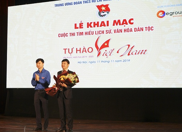 Ông Phạm Ngọc Thập, Phó Tổng Giám đốc Egroup nhận hoa tri ân từ BTC