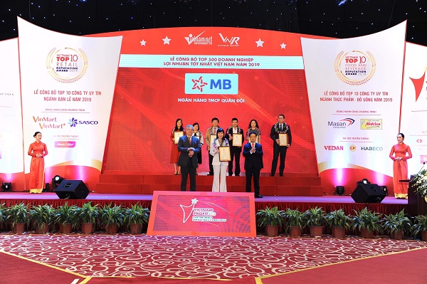 Đại diện MB nhận giải tại Lễ công bố Top 500 doanh nghiệp lợi nhuận tốt nhất Việt Nam năm 2019