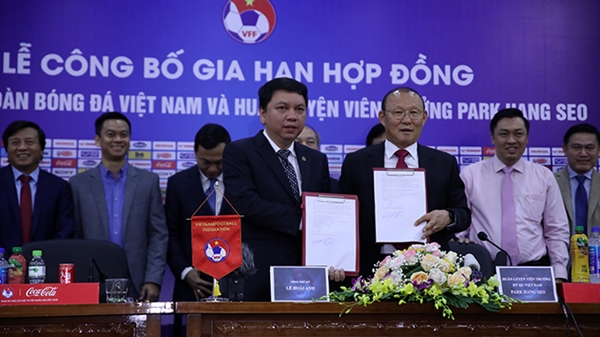 TTK VFF Lê Hoài Anh (trái) và HLV Park Hang Seo trong lễ ký kết gia hạn hợp đồng (Ảnh: Hoàng Linh)