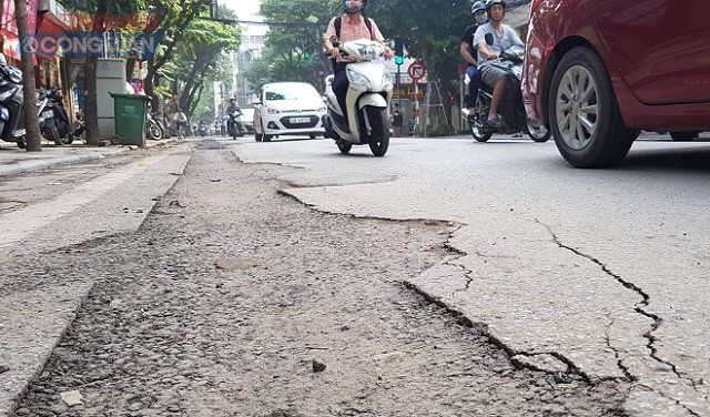 Hàng loạt tuyến đường giữa trung tâm Hà Nội đang bị… phá nát