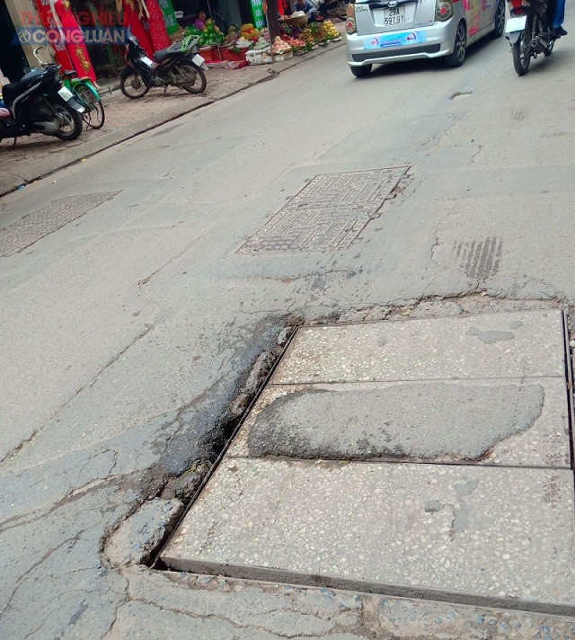 Hàng loạt tuyến đường giữa trung tâm Hà Nội đang bị… phá nát