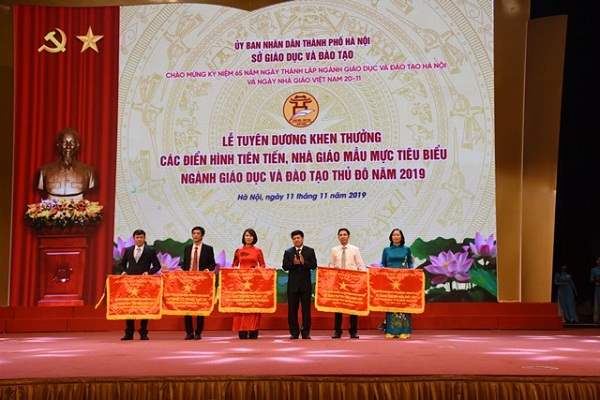 Phó Chủ tịch UBND TP Hà Nội Ngô Văn Quý trao Cờ thi đua