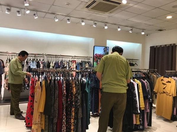 Lực lượng Quản lý thị trường Hà Nội kiểm tra cửa hàng kinh doanh thời trang thuộc Seven.Am. (Ảnh: Quản lý thị trường)