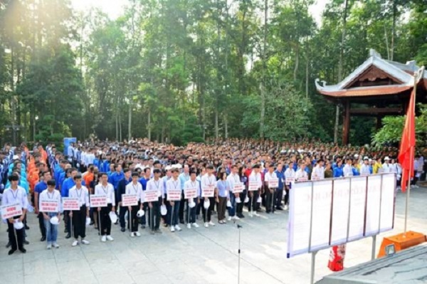 Hơn 1.200 nhà quản lý, đoàn viên, thanh niên, học sinh, sinh viên trong buổi phát động trồng đồi cây