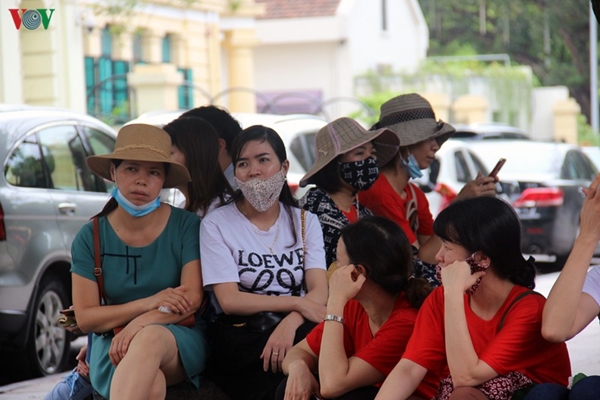 Nhiều giáo viên hợp đồng Hà Nội tại trụ sở tiếp dân UBND TP Hà Nội để gửi đơn kêu cứu trước nguy cơ bị sa thải