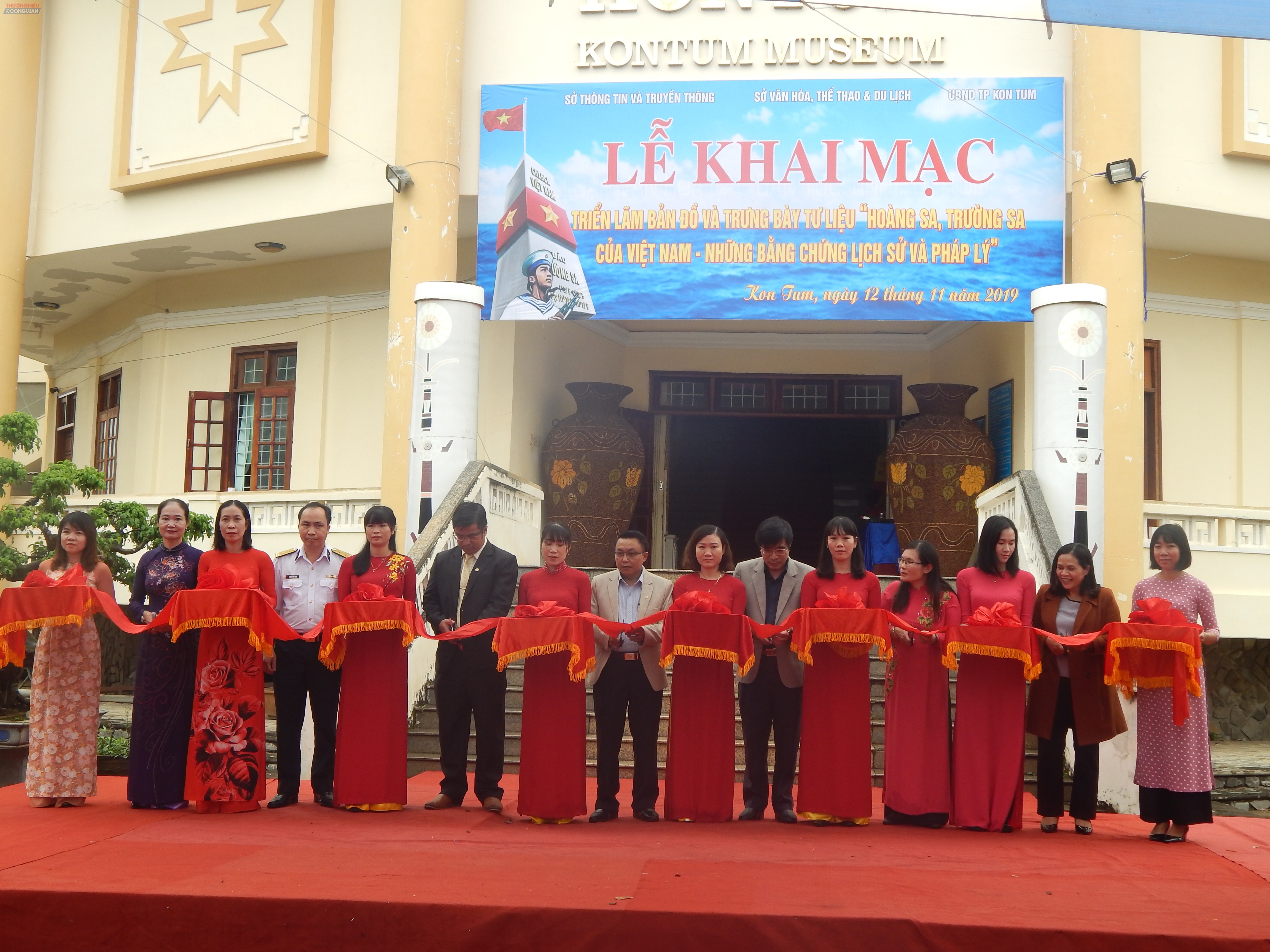 C&aacute;c đại biểu cắt băng khai mạc triển l&atilde;m