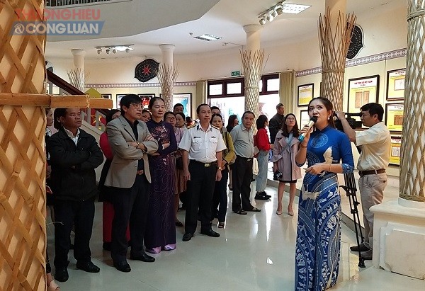 Đ&ocirc;ng đảo đại biểu, nh&acirc;n d&acirc;n tham quan triển l&atilde;m