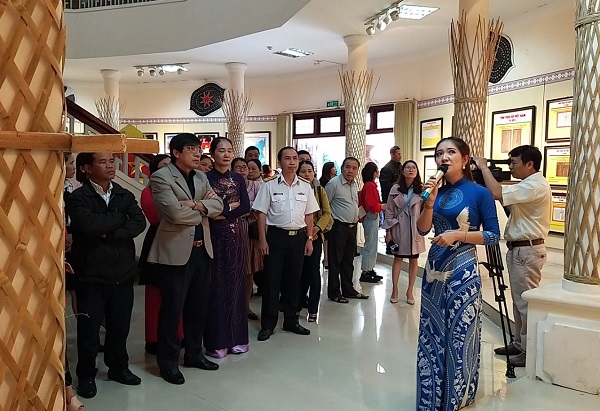 Triển Lãm về Hoàng Sa, Trường Sa đến với cán bộ và nhân dân tỉnh Kon Tum