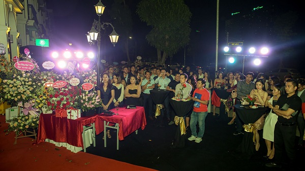 Nhiều kh&aacute;ch h&agrave;ng cũng tham gia sự kiện