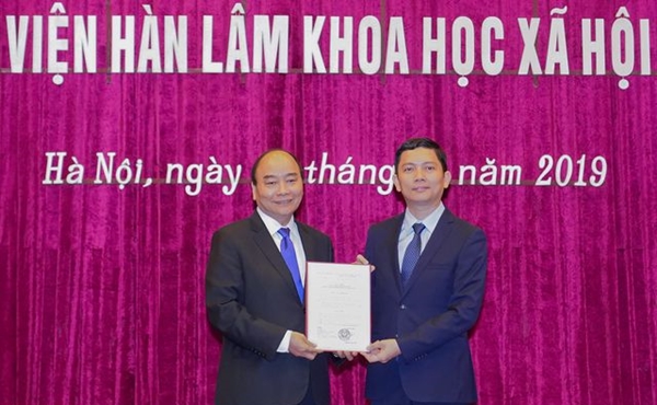 Thủ tướng trao quyết định bổ nhiệm Chủ tịch Viện Hàn lâm khoa học xã hội cho PGS.TS Bùi Nhật Quang