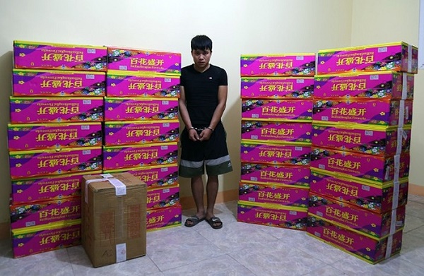 Bắt quả tang đối tượng mang gần nửa tấn pháo đi tiêu thụ