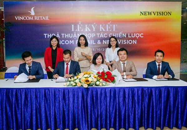 Ông Hoàng Đình Khiêm, Chủ tịch HĐQT Công ty CP Kinh doanh và phát triển địa ốc Vietstarland (ngoài cùng bên trái) ký hợp tác cùng đại diện Vincom Retail