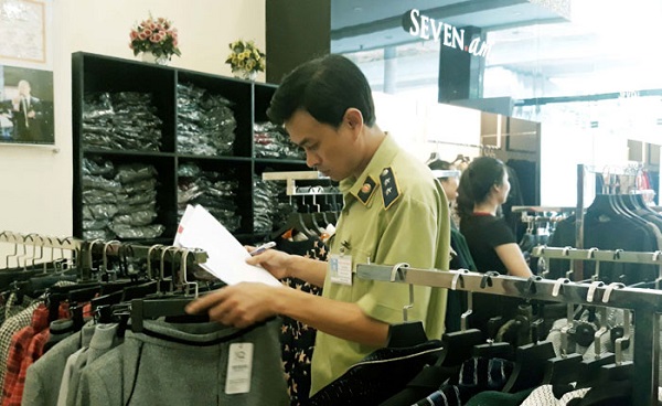 Quản l&yacute; thị trường H&agrave; Nội kiểm tra cửa h&agrave;ng Seven.am tại 135 Trần Ph&uacute; - H&agrave; Đ&ocirc;ng