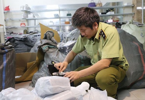 Hà Nội: Thu hơn 1.000 sản phẩm túi xách, ví giả thương hiệu nổi tiếng