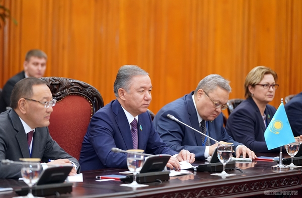 Đoàn công tác của Hạ viện Kazakhstan (Ảnh: VGP/Quang Hiếu) Đoàn công tác của Hạ viện Kazakhstan (Ảnh: VGP/Quang Hiếu)