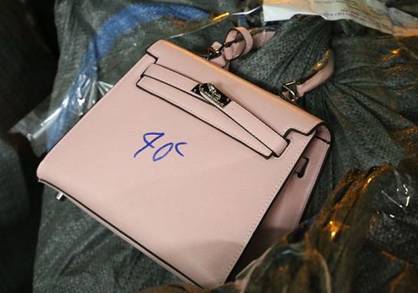 Mỗi t&uacute;i x&aacute;ch giả nh&atilde;n hiệu được b&aacute;n với gi&aacute; 40 ngh&igrave;n đồng/chiếc