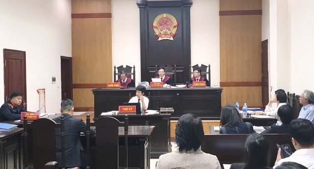 Phi&ecirc;n t&ograve;a x&eacute;t cửm