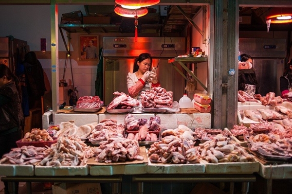 Một cửa hàng bán thịt gà trong một khu chợ ở Thượng Hải, Trung Quốc