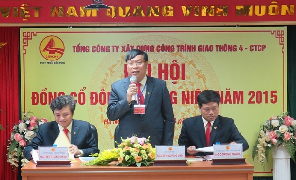 Ông Nguyễn Quang Vinh (giữa)