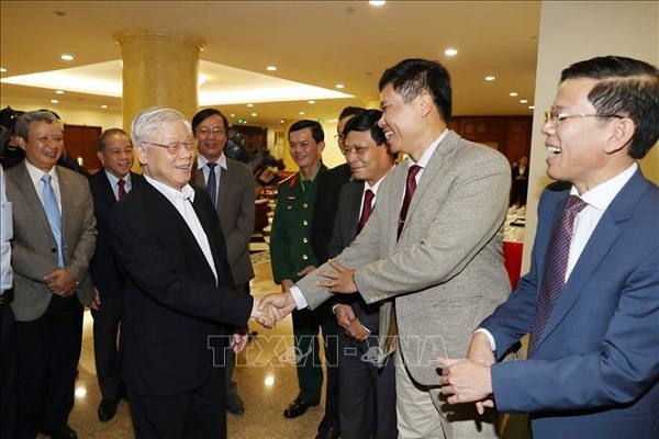 Tổng bí thư, Chủ tịch nước Nguyễn Phú Trọng với các đồng chí Ban Thường vụ Tỉnh ủy Thừa Thiên Huế