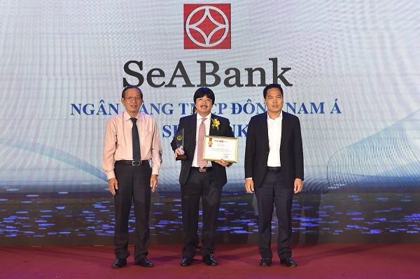 Đại diện SeABank nhận chứng nhận sản phẩm, dịch vụ được Tin và Dùng năm 2019