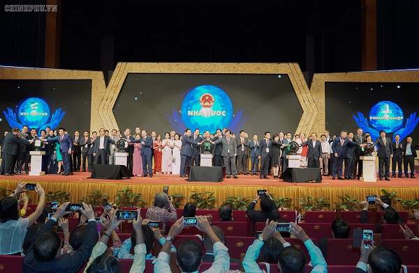 Thủ tướng cùng các đại biểu thực hiện nghi thức “Nhà nước, doanh nghiệp, nhà trường đồng hành đổi mới, nâng cao chất ượng giáo dục nghề nghiệp, nâng tầm kỹ năng lao động Việt Nam” (Ảnh: VGP/Quang Hiếu)