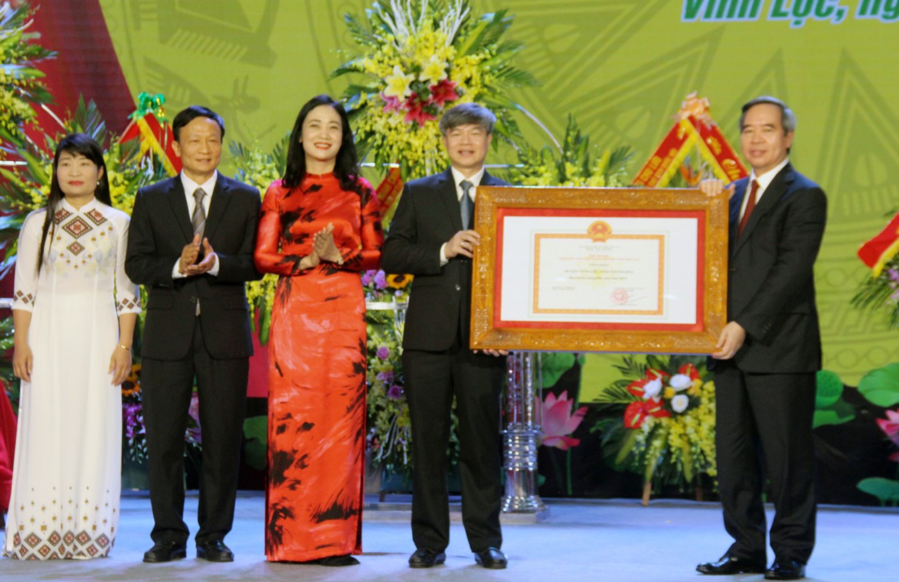 Huyện Vĩnh Lộc đón nhận Bằng công nhận đạt chuẩn nông thôn mới