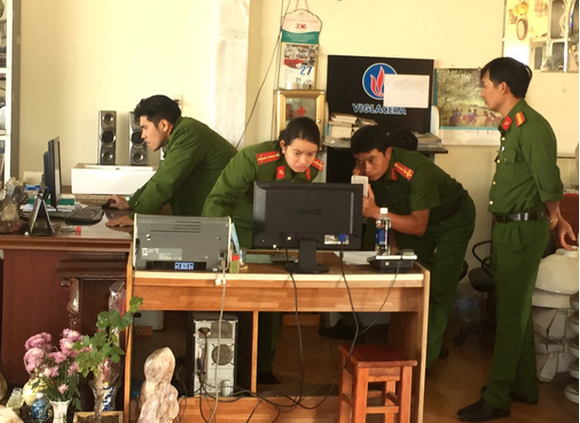 C&aacute;c c&aacute;n bộ điều tra kiểm tra m&aacute;y t&iacute;nh của 