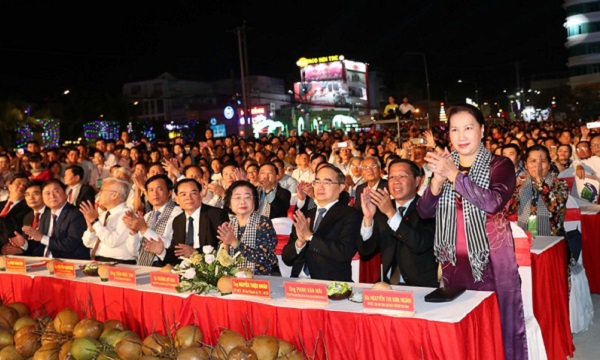 Chủ tịch Quốc hội Nguyễn Thị Kim Ngân dự Lễ hội dừa Bến Tre lần thứ V