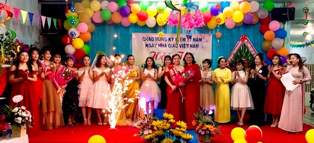 Tập thể gi&aacute;o vi&ecirc;n truopwngf