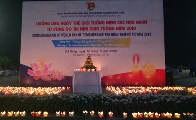 Đà Nẵng: 1.000 hoa đăng "Tưởng nhớ người đi - vì người ở lại"