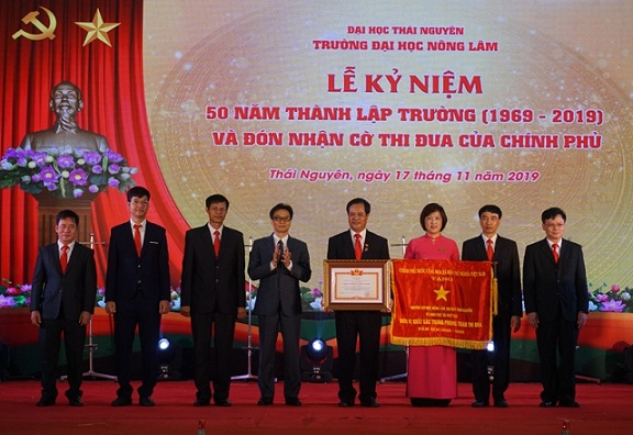 Thái Nguyên: Đại học Nông Lâm kỷ niệm 50 năm thành lập trường và đón nhận Cờ thi đua của Chính phủ