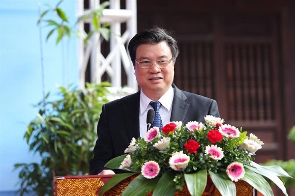 Thứ trưởng Nguyễn Hữu Độ và Chủ tịch Công đoàn Giáo dục Việt Nam Vũ Minh Đức trao Bằng khen của Bộ trưởng Bộ GD&ĐT cho các nhà giáo tiêu biểu
