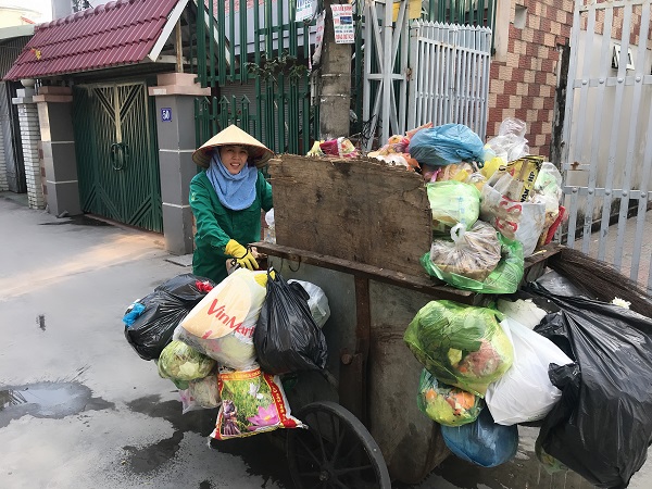 Chị Vũ Thị Hằng tổ thu gom rác Vĩnh Niệm, xí nghiệp Lê Chân 3, công ty TNHH MTV Môi trường và đô thị Hải Phòng