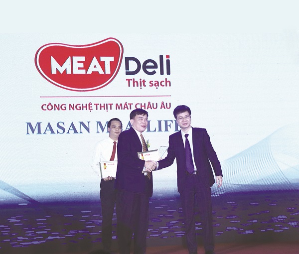 Ông Phạm Trung Lâm (trái) - Tổng Giám Đốc công ty Masan MEATLife nhận giải thưởng Tin & Dùng năm 2019