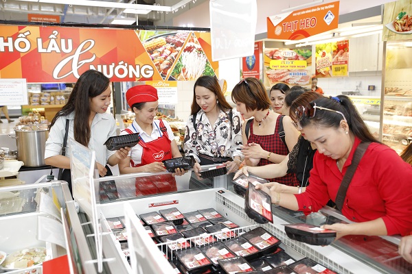 Người tiêu dùng mua thịt sạch MEATDeli tại siêu thị