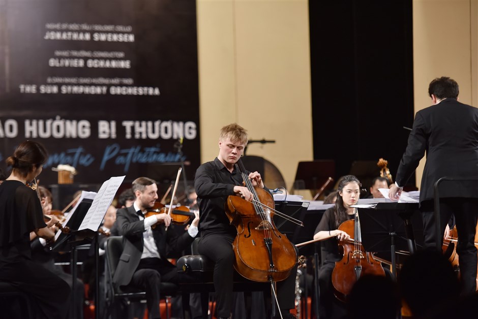 Nghệ sĩ Jonathan Swensen biểu diễn trong đêm hòa nhạc Bản giao hưởng bi thương