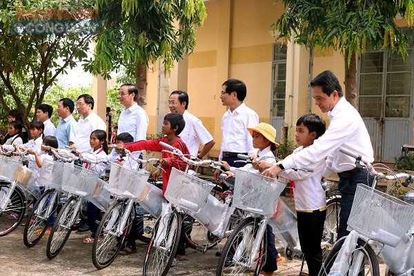 Phó Bí thư thành ủy Hà Nội đã tặng 50 xe đạp cho học sinh có hoàn cảnh khó khăn