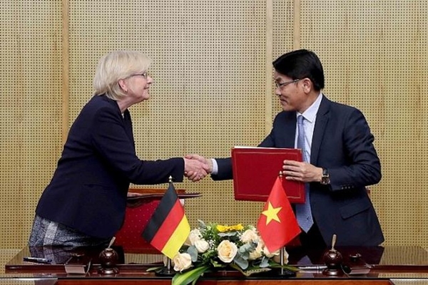 Lễ ký kết giữa đại diện hai bên trong cuộc đàm phán chính phủ về hợp tác phát triển vừa diễn ra tại Hà Nội (Ảnh: Bộ Kế hoạch và Đầu tư)